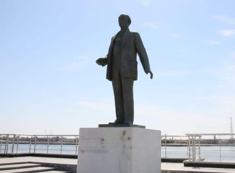 Statue on the Basra corniche